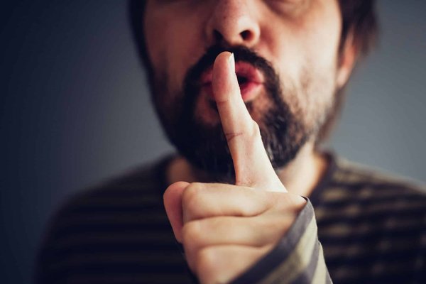 Quelles options de bijoux discrets pour ne pas surcharger une tenue de soirée élégante ?