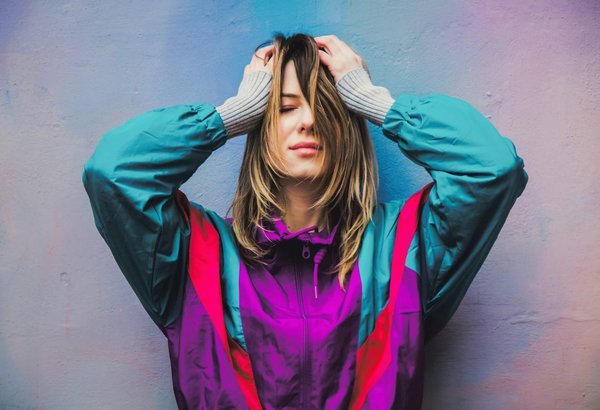 Comment styliser une montre de poche avec une tenue féminine contemporaine?