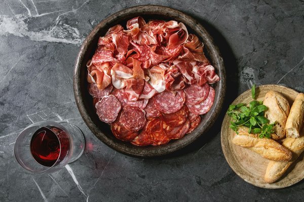 Quelle est la meilleure façon d'assortir des broches vintage à un blazer moderne?